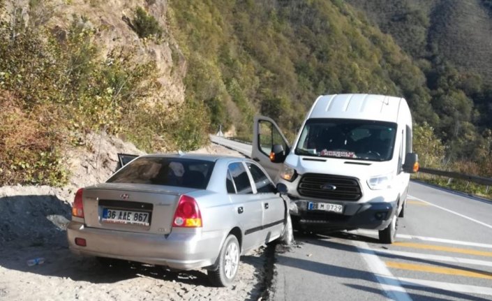 Giresun'da iki trafik kazasında 5 kişi yaralandı