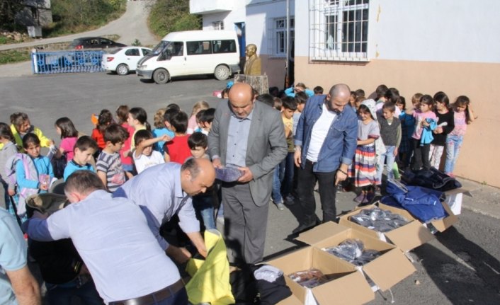 Güce'de öğrencilere kıyafet yardımı yapıldı