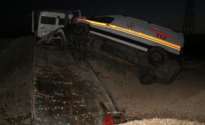 Karabük'te ambulans taşıyan çekici kaza yaptı: 1 yaralı