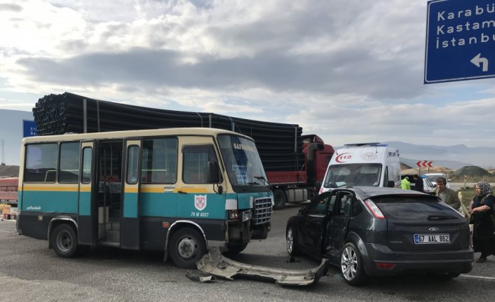 Karabük'te cenaze dönüşü kaza yapan otomobildeki 4 kişi yaralandı