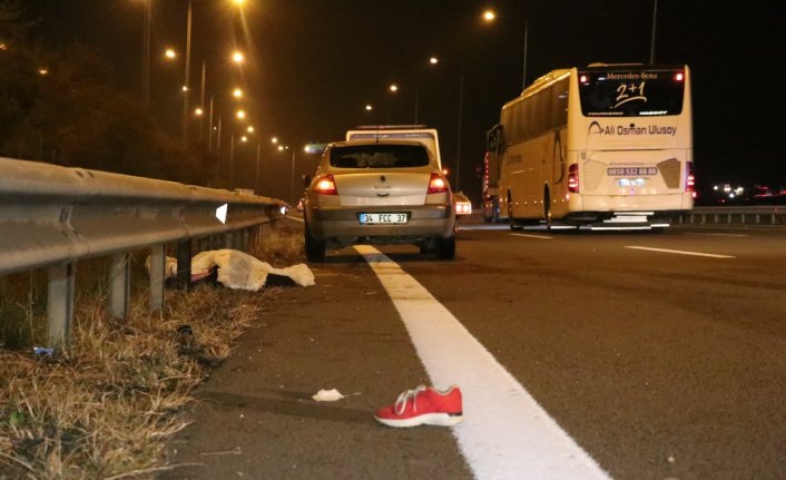 Otoyolda yolun karşısına geçmeye çalışan kadına otomobil çarptı: 1 ölü