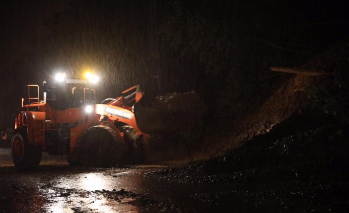 Rize'de heyelan sonucu Karadeniz Sahil Yolu'nun Artvin yönü ulaşıma kapandı