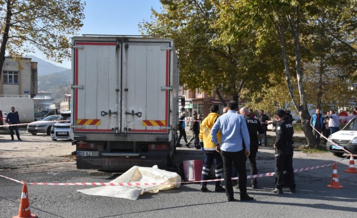 Samsun'da kamyonla çarpışan motosikletin sürücüsü öldü