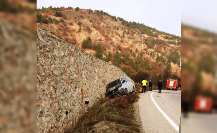 Taşova'da kamyonet istinat duvarına çarptı: 2 yaralı