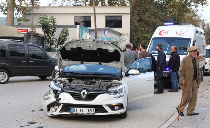 Yeni aldığı otomobille kaza yapan sürücü gözyaşlarını tutamadı