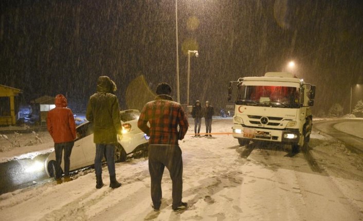 Zigana Dağı'nda kar yağışı etkili oluyor