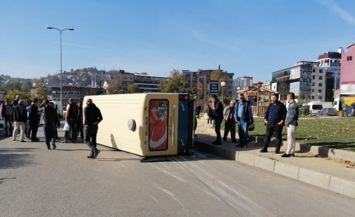 Zonguldak'ta yolcu minibüsü devrildi: 9 yaralı