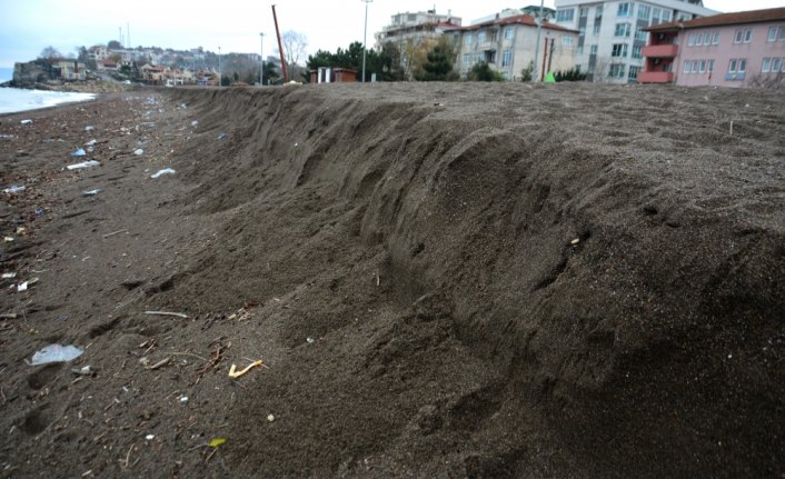 Akçakoca sahilinde kum kıyıya 3 metre çekildi