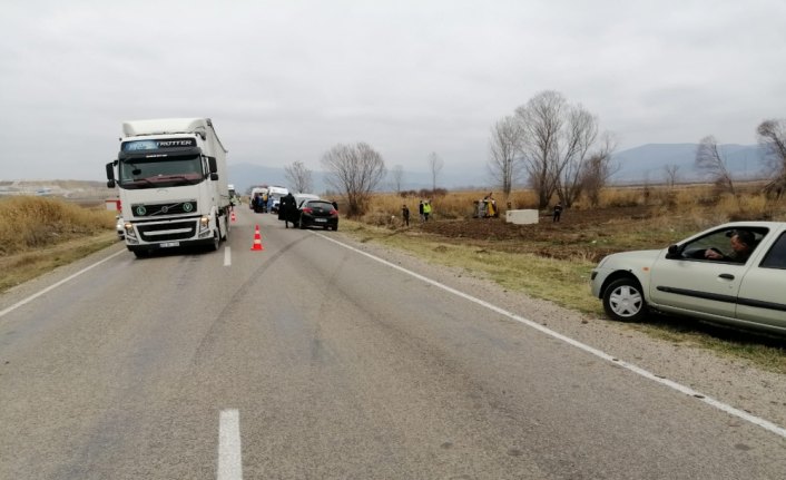 Amasya'da hafif ticari araç devrildi: 7 yaralı