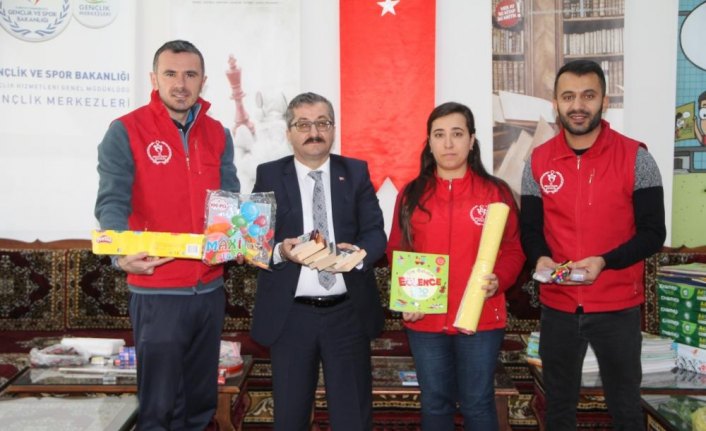 Amasya'dan Siirt'teki köy okuluna oyuncak, kitap, kırtasiye ve giyim yardımı