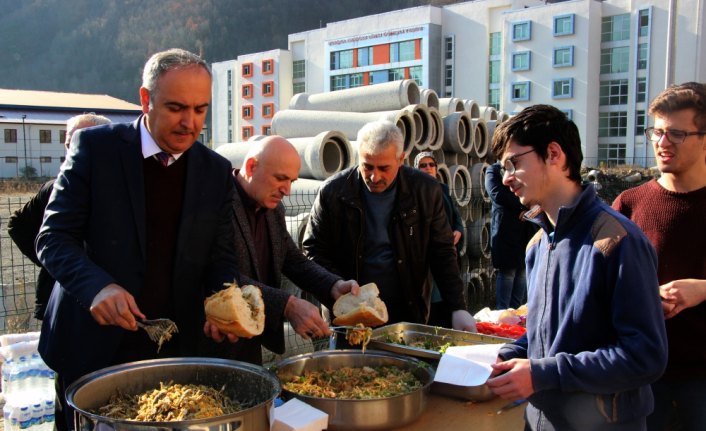 Artvin'deki şenlikte yarım ton hamsi tüketildi