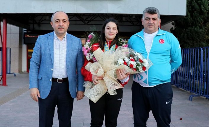 Avrupa şampiyonu milli halterci Esma Alper, Samsun'da çiçeklerle karşılandı