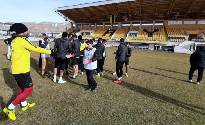 Bayburt Özel İdaresporlu futbolcular engelli öğrenciler ile maç yaptı