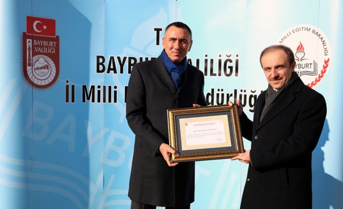 Bayburt'ta 700 öğrenciye giyim yardımı yapıldı