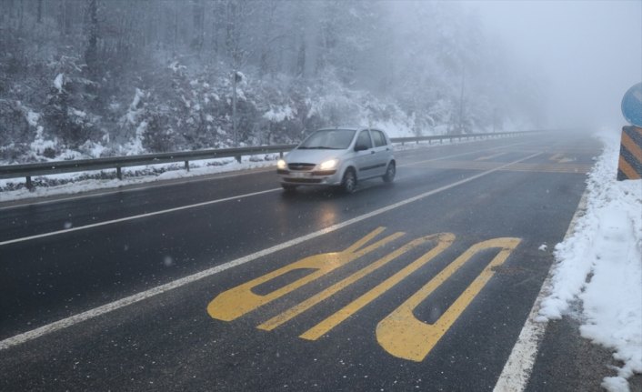 Bolu Dağı'nda kar yağışı etkili oluyor