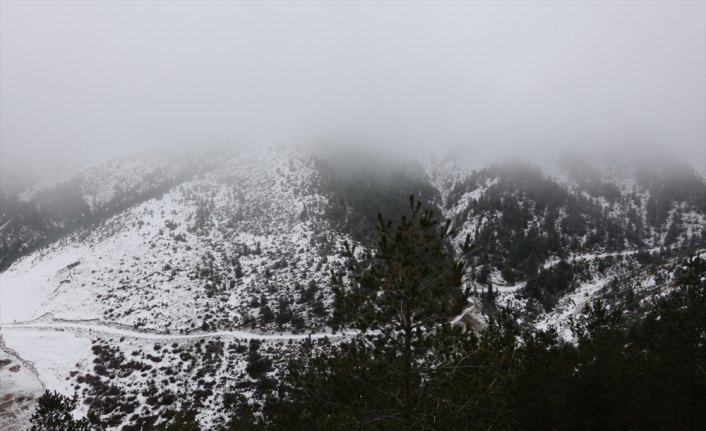 Dağcılara tırmanış yaparken 