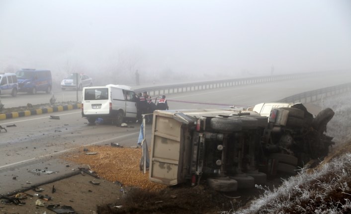 GÜNCELLEME - Kastamonu'da tır ile panelvan çarpıştı: 3 ölü, 2 yaralı