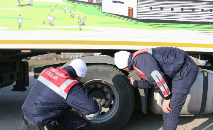 Jandarmadan Abant'ta kış lastiği uygulaması