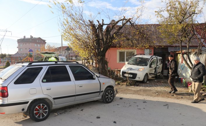 Kaza yapan aracın eve girmesini kaldırım taşları önledi