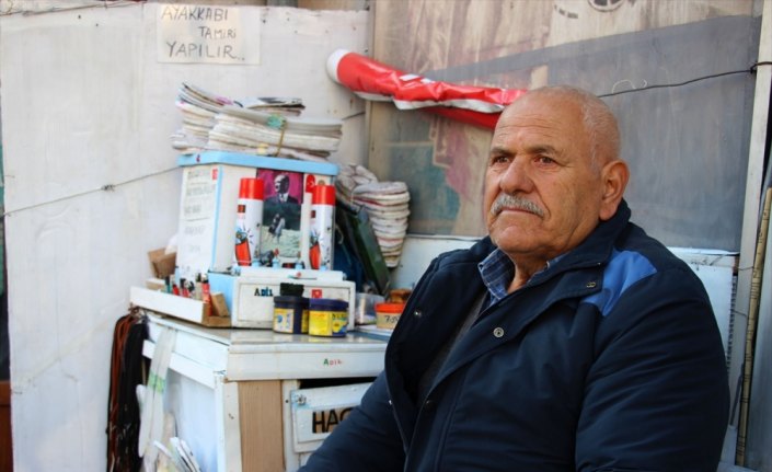 Okul harçlığı için eline aldığı boya sandığını 59 yıldır bırakmadı