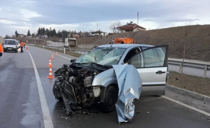 Samsun'da otomobil ile traktör çarpıştı: 4 yaralı