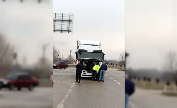 Tırla çarpışan otomobildeki 3 kişi yaralandı