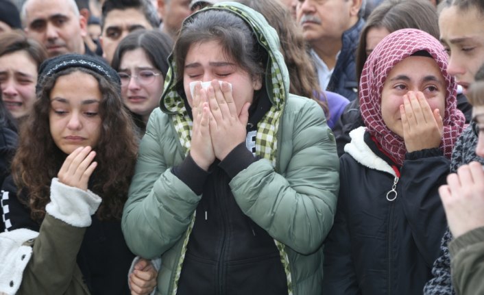 Trafik kazasında yaşamını yitiren hentbolcular için okullarında tören