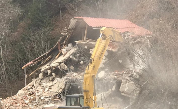 Uzungöl'de kaçak binaların yıkımı devam ediyor