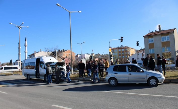 Yeniçağa'da otomobil ile minibüs çarpıştı: 1 kişi yaralandı