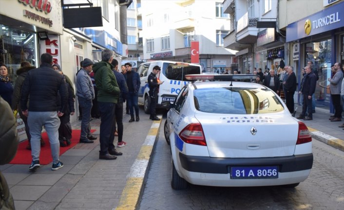 Bankayı soymaya çalışan bıçaklı şüpheliyi güvenlik görevlisi yakaladı