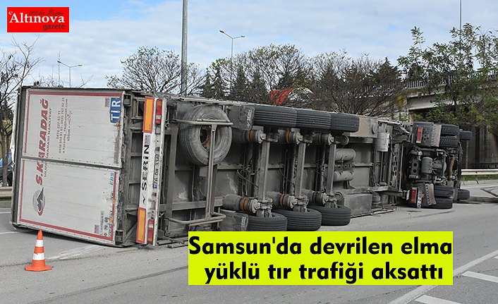 Samsun'da devrilen elma yüklü tır trafiği aksattı