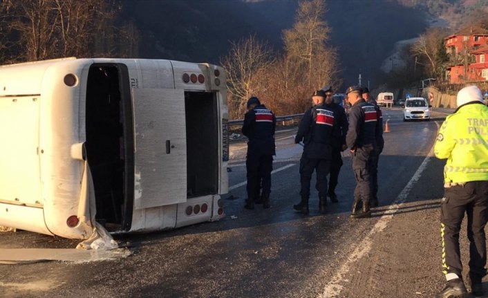 Zonguldak'ta işçi servisi devrildi: 7 yaralı