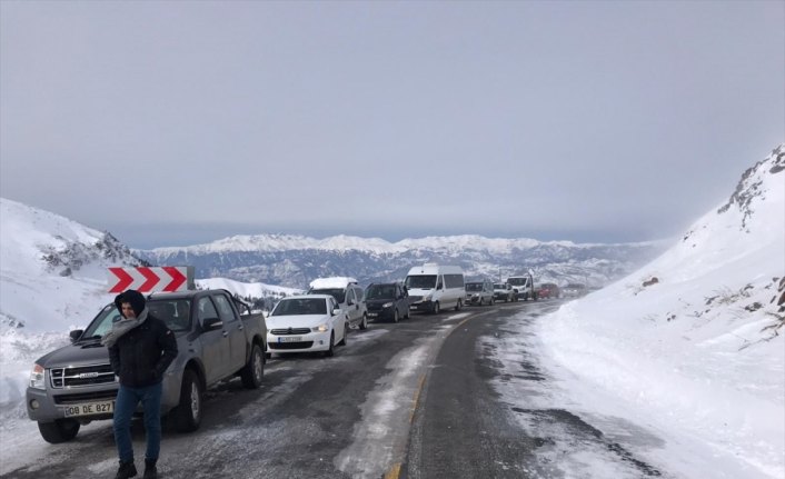 Artvin-Ardahan kara yolu Sahara Geçidi'nde çığ düştü