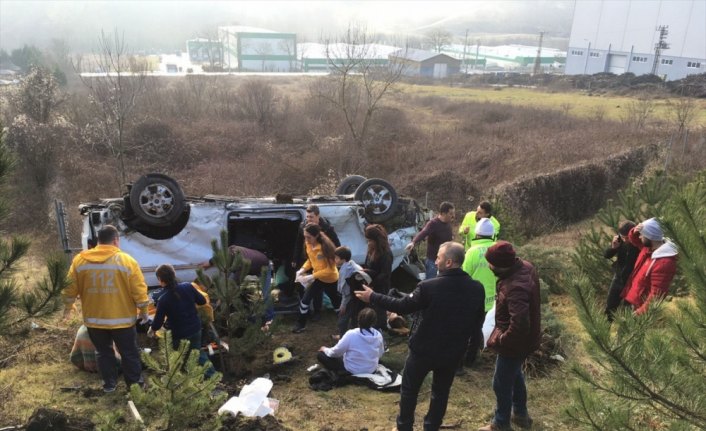 Düzce'de şarampole devrilen minibüsteki 9 kişi yaralandı