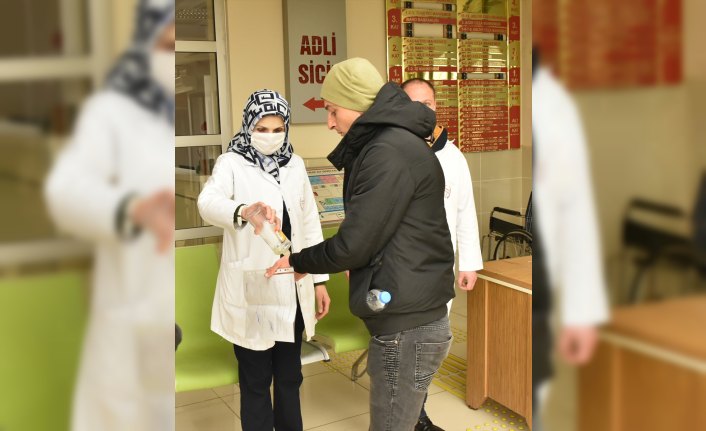 Samsun'da adliyelere gelenlerin elleri dezenfekte edildi, ateşleri ölçüldü