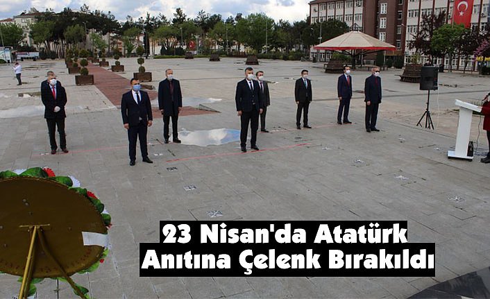 23 Nisan'da Atatürk Anıtına Çelenk Bırakıldı