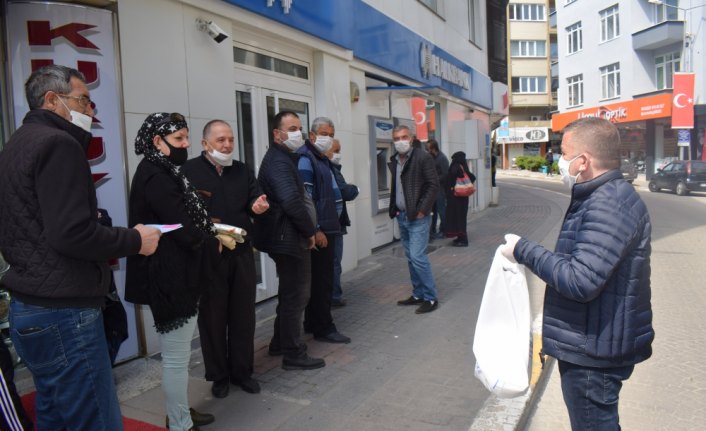 AK Parti Akçakoca İlçe Başkanı Sarıoğlu 4 bin maske dağıttı