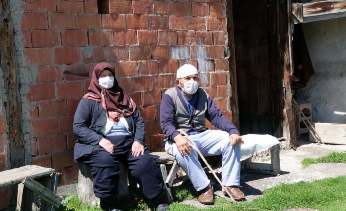 Bolu'da koronavirüsü yenen yaşlı çift yaşadıklarını anlattı