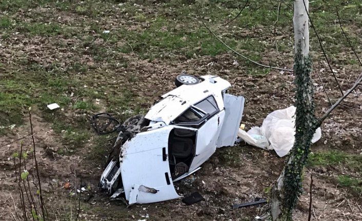 Çarşamba'da şarampole devrilen otomobilin sürücüsü yaralandı