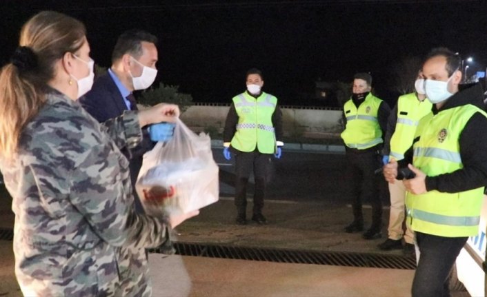 Düzce'de Akçakoca Belediye Başkanının eşinden görevlilere börek ikramı