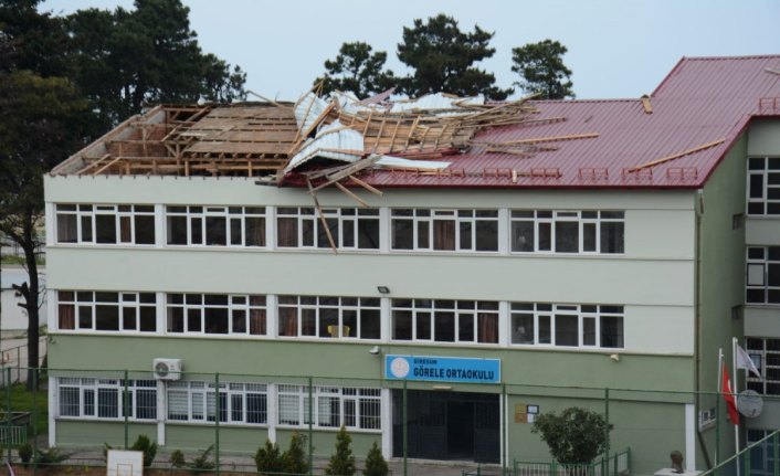 Giresun'da fırtına okulun çatısını uçurdu