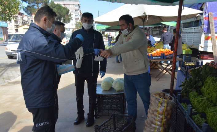 Görele'de pazar yerlerinde maske ve eldiven dağıtıldı