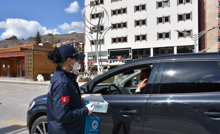 Gümüşhane'de ücretsiz maske dağıtıldı