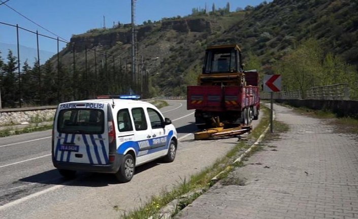 İş makinesi taşıyan kamyon tren yolunun geçtiği üstgeçide çarptı