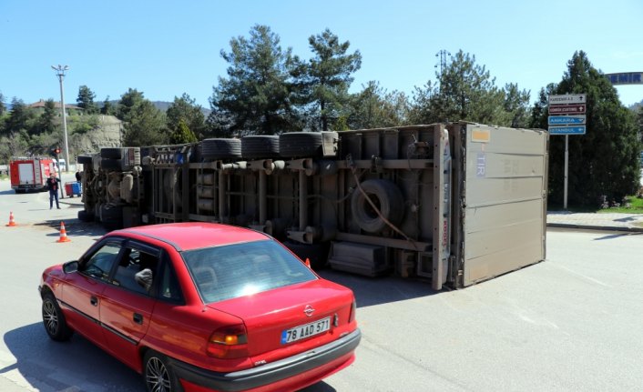 Karabük'te devrilen ip yüklü tır trafiği aksattı