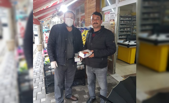 Keşap'ta hayırsever vatandaş esnaf ve halka maske dağıttı