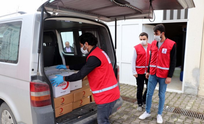 Memleketlerine gitmek yerine yardım kolisi dağıtıyorlar