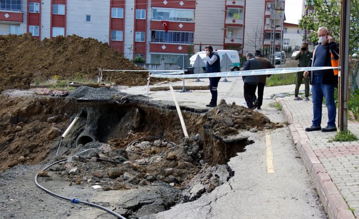 Samsun'da toprak kayması nedeniyle sokak trafiğe kapatıldı