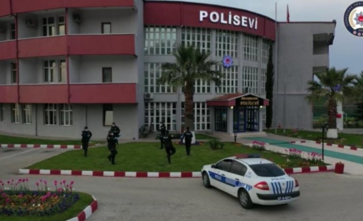 Zonguldak'ta polis ekipleri, zeybek oynayarak 