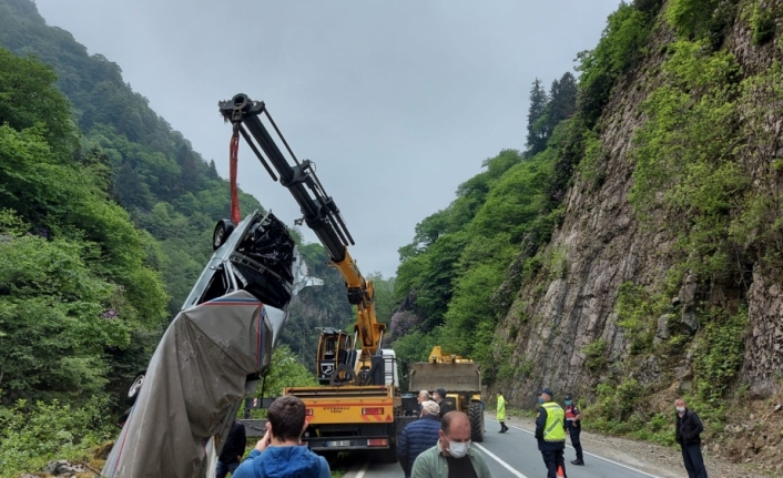 Rize'de dereye düşen kamyonetin sürücüsü yaralandı